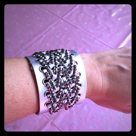 Jewelry - 💥HP 💥 Wristlet jewelry- Shiny fashionable Valentine gift